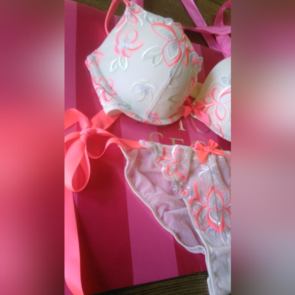 Victoria's Secret Stunning/Elegant Bra And Pantie Set! Panties-small Bra-34C - Picture 13 of 14